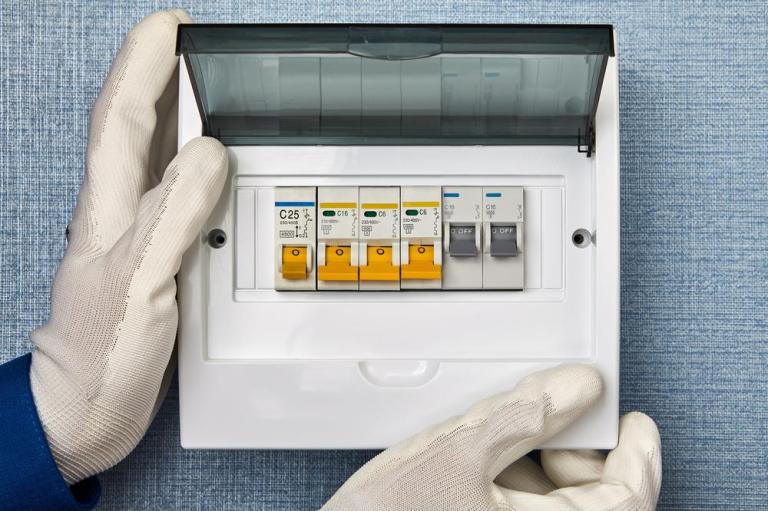 Rénovation électrique à Fourmies, faut-il agir avant le solaire ?